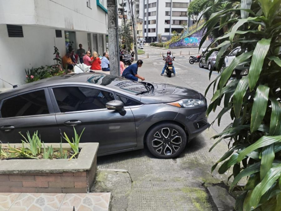 Estos son los carros que según la comunidad no permiten que los peatones hagan uso del andén. Estos son los carros que según la comunidad no permiten que los peatones hagan uso del andén.