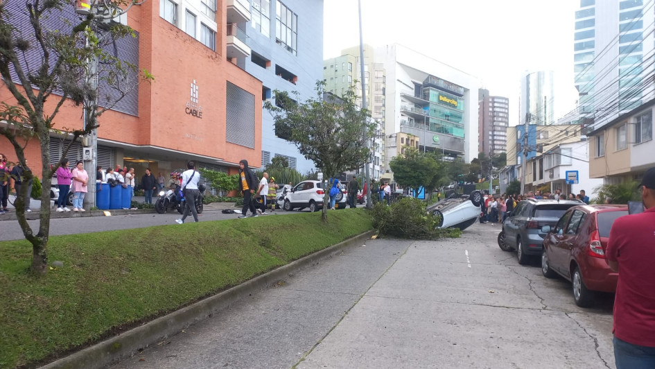 El accidente ocurrió en la avenida del barrio Laureles, detrás del edificio Parque Médico. Cinco automotores resultaron involucrados. El accidente ocurrió en la avenida del barrio Laureles, detrás del edificio Parque Médico. Cinco automotores resultaron involucrados.
