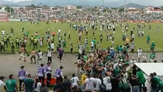 Hinchas del Deportivo Cali invaden el campo para agredir al entrenador