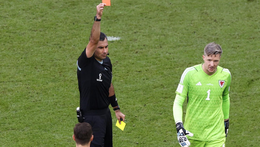 Con el primer expulsado del Mundial, Gales cae 0-2 sobre la hora ante la Irán de Queiroz