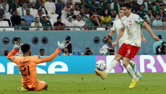 Los polacos Lewandowski y Szczesny bajan de la nube a una notable Arabia