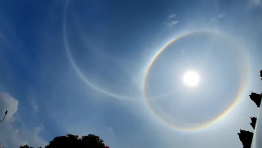 Halo multicolor en el cielo causa curiosidad en municipios de Caldas