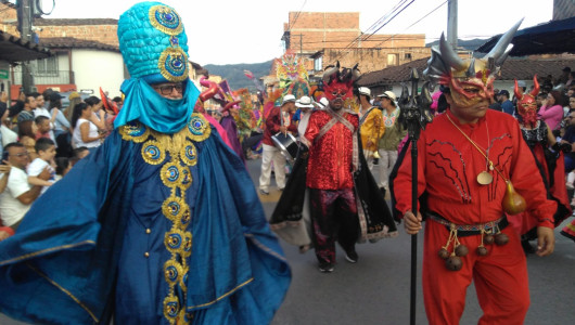 Diablo de Riosucio (Caldas) se paseó por Antioquia en festival internacional de teatro