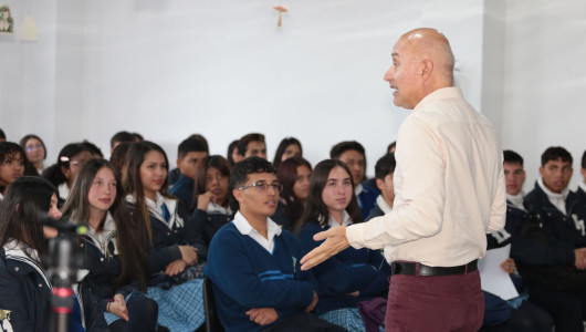 El escritor Octavio Escobar compartió con estudiantes de Bogotá sobre sus libros