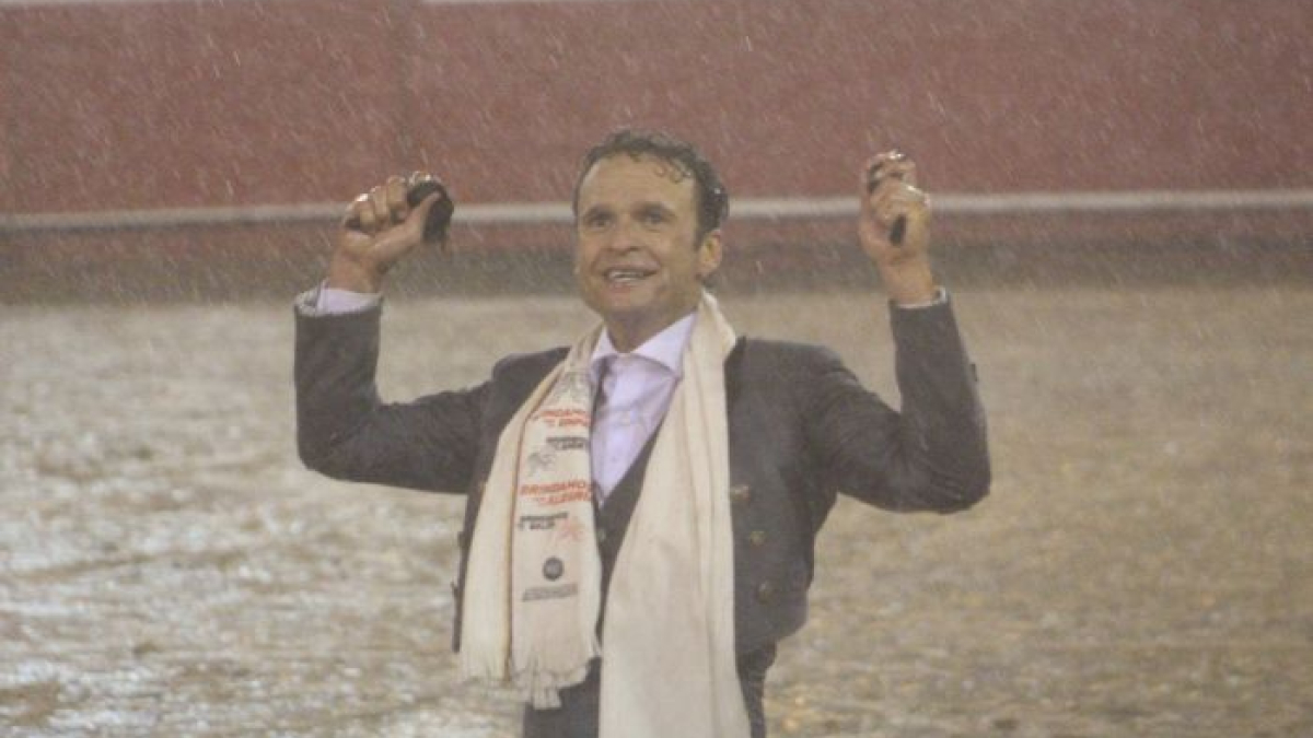 8:50 p.m. Antonio Ferrera dando la vuelta al ruedo tras cortar las dos orejas al único novillo toro que se pudo lidiar anoche en la Plaza de Toros. 