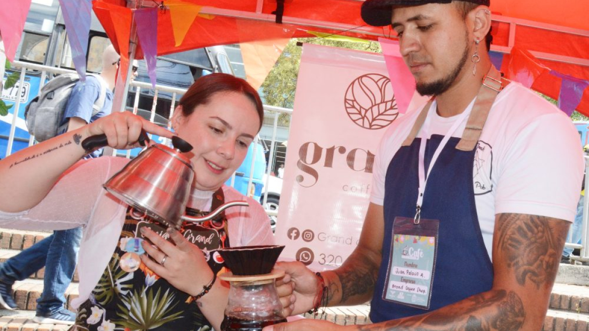 "El amor que depositan los caficultores en el grano debemos representarlo también como baristas y catadores", afirma Viviana Grand, quien atiende a los visitantes de la Feria de Café, Cultura y Tradición en el estand de Grand Coffee Shop, de Villamaría (Caldas), junto a Juan Federico Palacio.