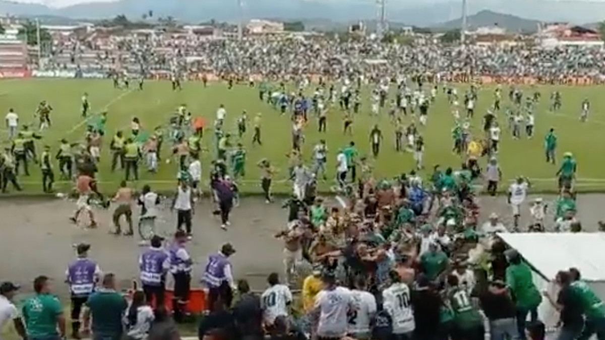 Hinchas del Deportivo Cali invaden el campo para agredir al entrenador