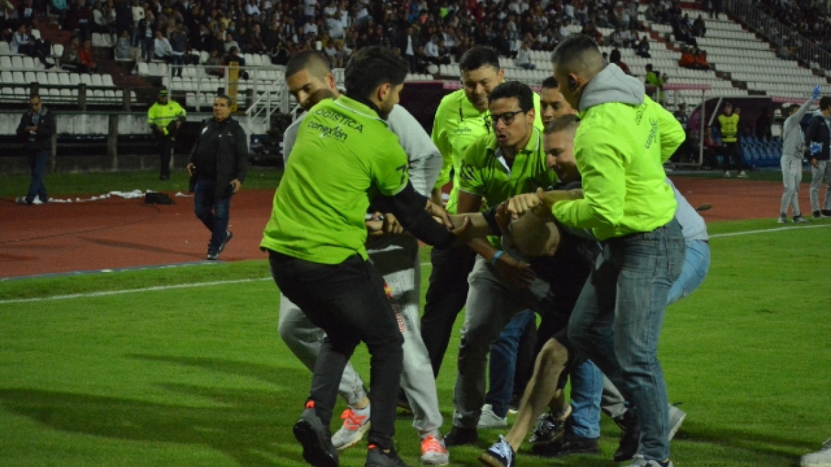 El hincha que se metió al campo del Palogrande. Aquí cuando les grita a los jugadores.