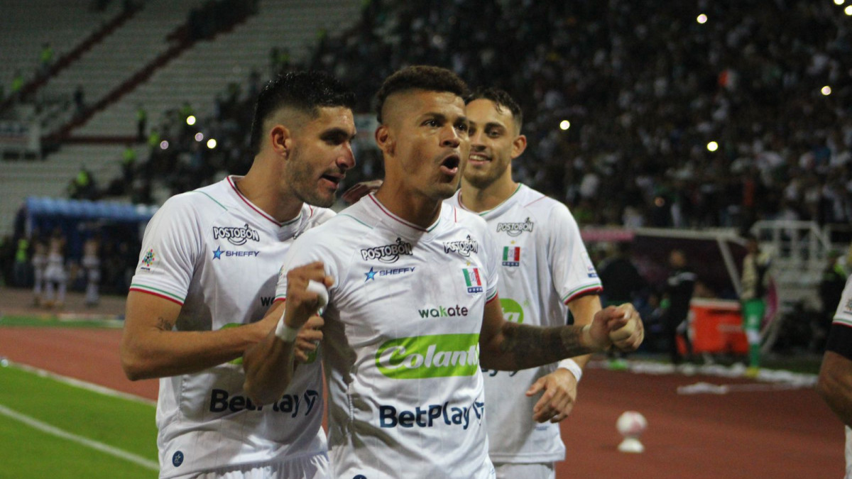 Ayron del Valle celebra con Guillermo Celis y Nahuel Gallardo. 