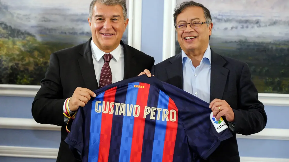 El presidente de la República, Gustavo Petro (d), recibe la camiseta del Fútbol Club Barcelona de manos del presidente del Barcelona, Joan Laporta, hoy, durante una visita a la Casa de Nariño en Bogotá.