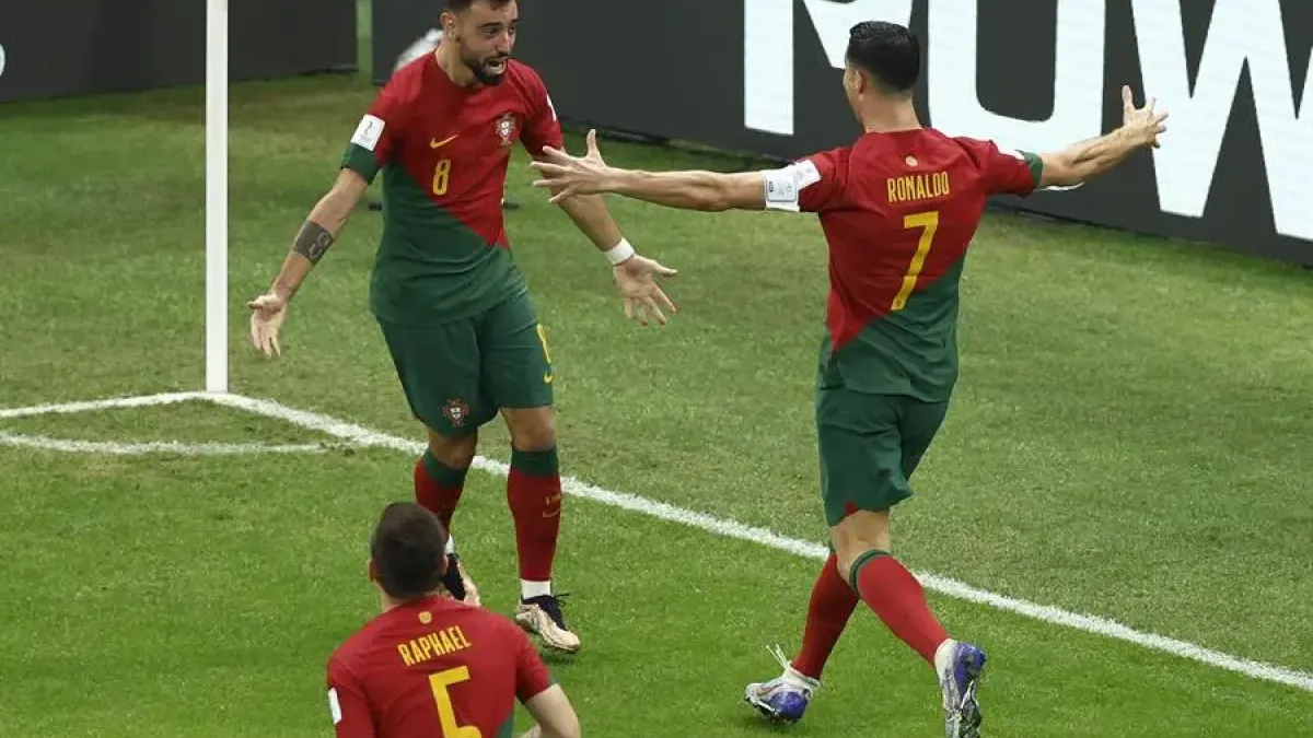 Cristiano Ronaldo (d) y Bruno Fernandes (i) de Portugal celebran un gol hoy, en un partido de la fase de grupos del Mundial de Fútbol Qatar 2022 entre Portugal y Uruguay en el estadio Lusail en la ciudad de Lusail, (Catar).