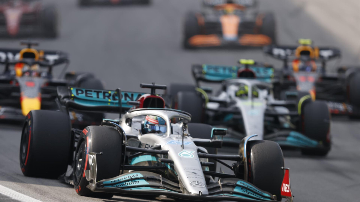 El británico George Russell, Mercedes, durante las 71 vueltas del Gran Premio Fórmula 1 de Sao Paulo en el circuito de Interlagos en Brasil.