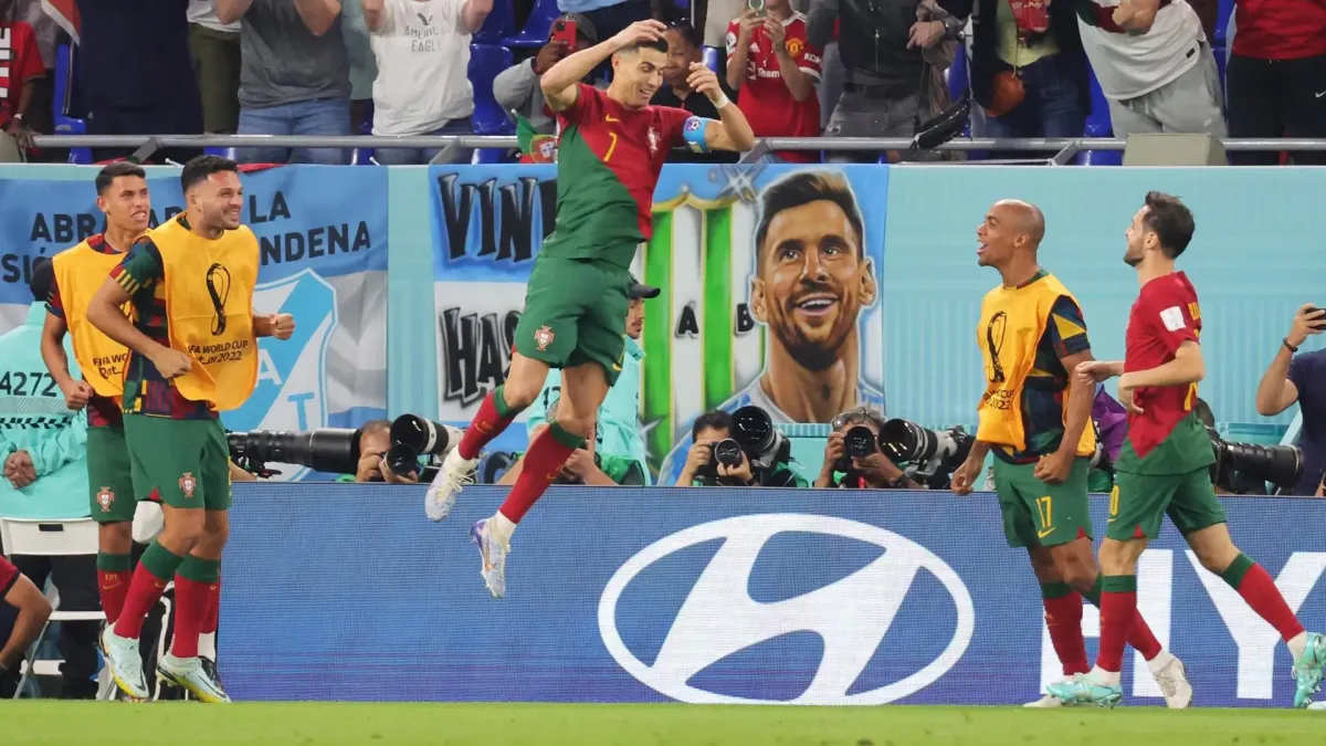 Cristiano Ronaldo de Portugal celebra con sus compañeros después de anotar el gol 1-0 desde el punto de penalti durante el partido de fútbol del grupo H de la Copa Mundial de la FIFA 2022 entre Portugal y Ghana en el Estadio 947 en Doha, Catar.