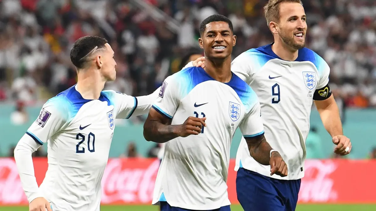 Marcus Rashford (c) de Inglaterra celebra con sus compañeros de equipo después de anotar la ventaja de 5-1 durante el partido de fútbol del grupo B de la Copa Mundial de la FIFA 2022 entre Inglaterra e Irán en el Estadio Internacional Khalifa en Doha, Catar.