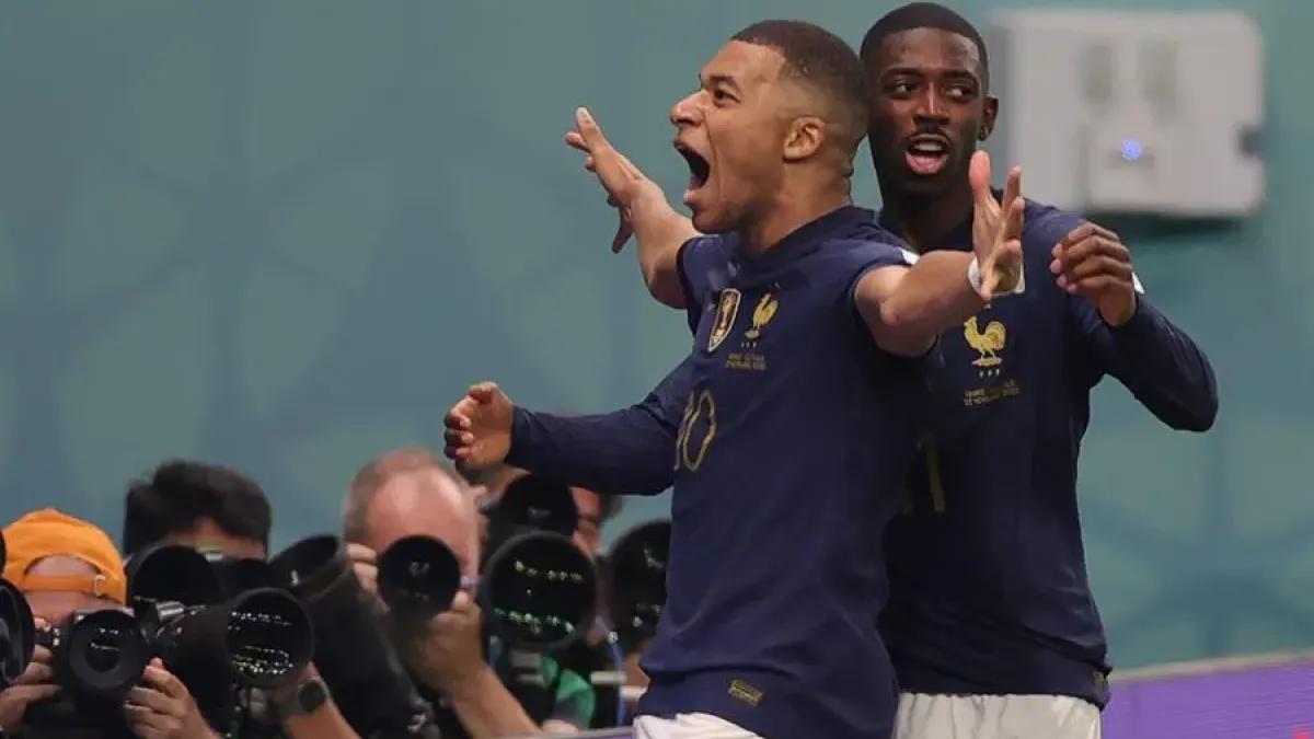  Kylian Mbappe celebra con su compañero Ousmane Dembele