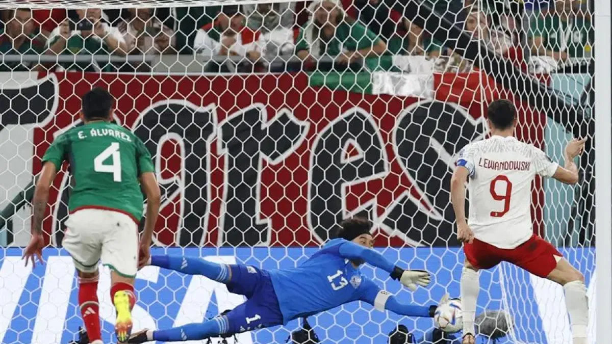 Guillermo Ochoa de México ataja un penalti a Robert Lewandowski de Polonia hoy, en un partido de la fase de grupos del Mundial de Fútbol Qatar 2022 entre México y Polonia en el Estadio 974 en Doha (Catar).