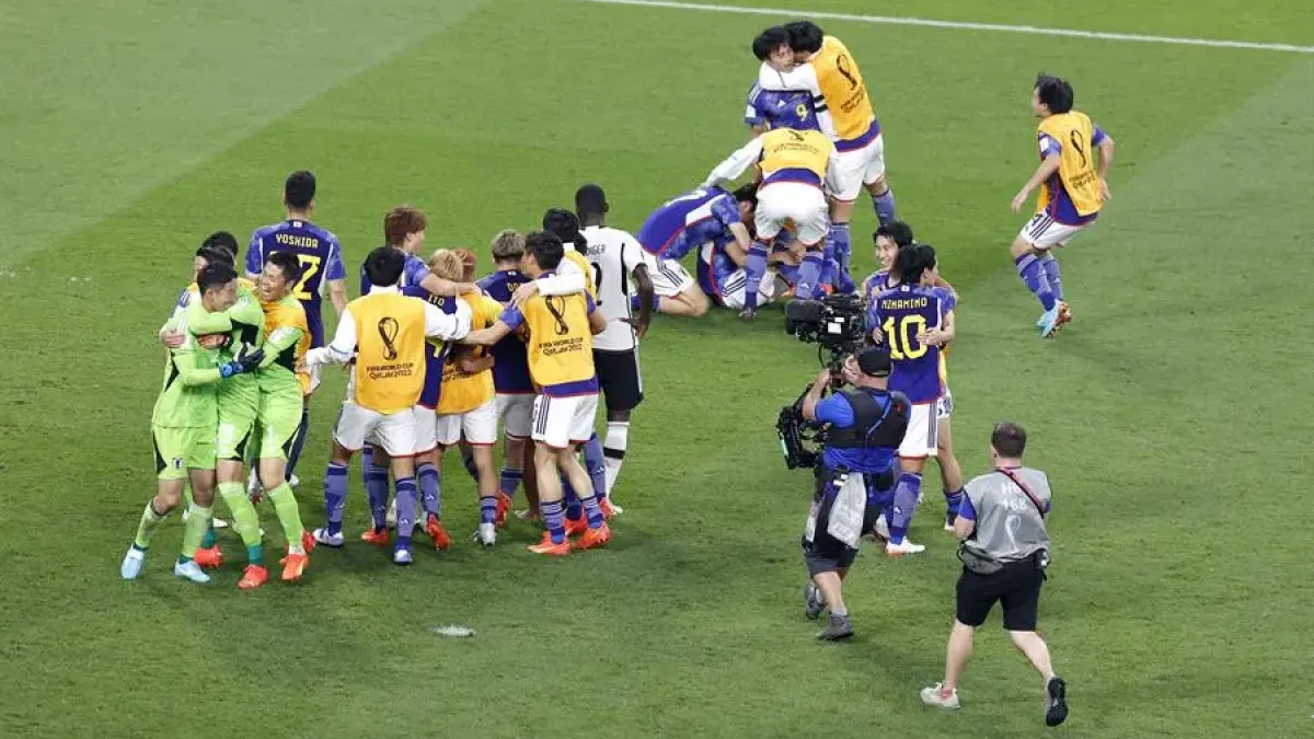 Jugadores de Japón celebran eufóricamente tras el agónico segundo gol del encuentro, que selló su victoria ante una de las selecciones favoritas a llevarse el título.