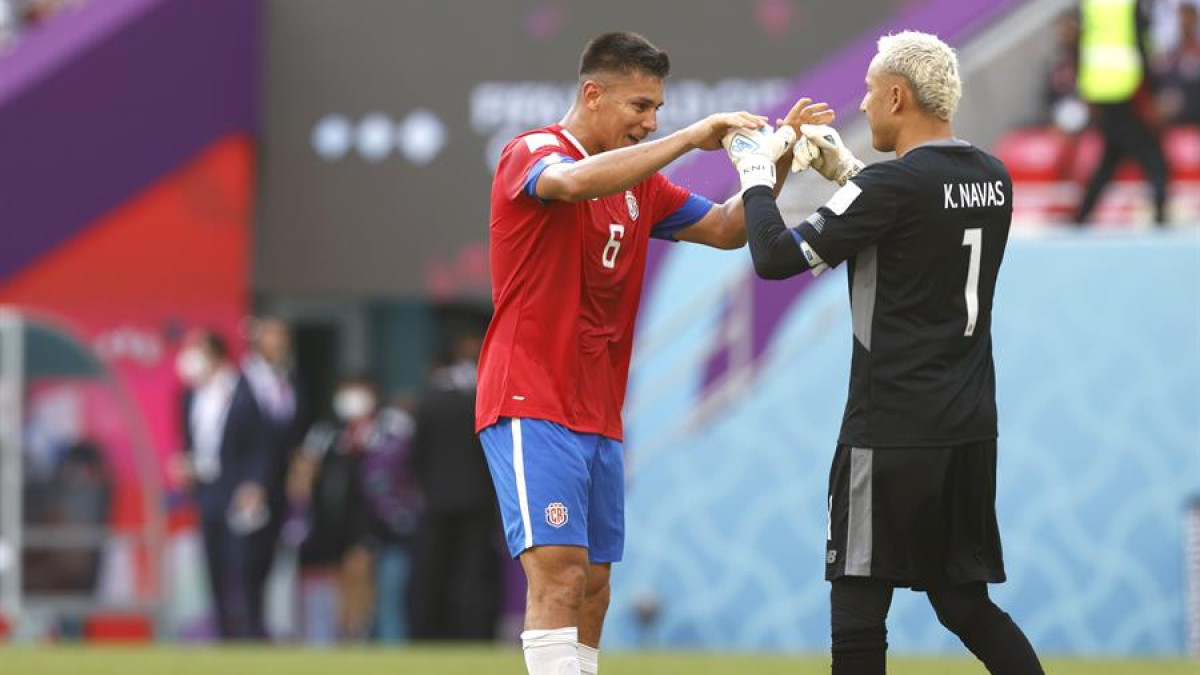 Los ticos Keylor Navas (derecha) y Óscar Duarte celebran tras la victoria 1-0 ante Japín en el estadio Áhmad Bin Ali.