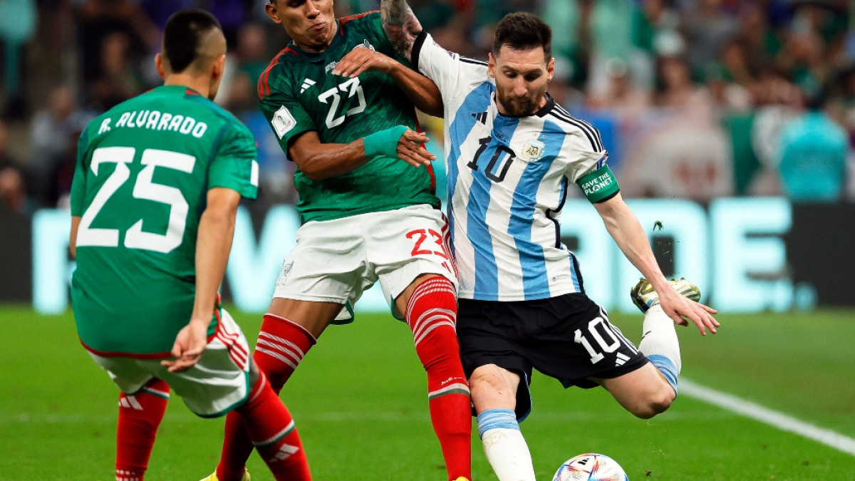 Una férrea defensa mexicana asedió a Lionel Messi durante el primer tiempo. Los cambios en el segundo le ayudaron a tener más libertad.