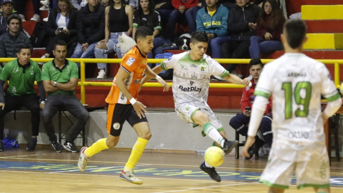 La experiencia de Cristian Torres (col en balón) ayudó a la Universidad de Manizales a ganar el partido.