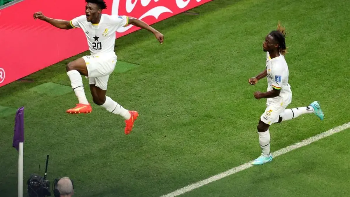 Mohammed Kudus (i) de Ghana celebra después de marcar el segundo gol de su equipo durante el partido de fútbol del grupo H de la Copa Mundial de la FIFA 2022 entre Corea del Sur y Ghana en el Education City Stadium en Doha, Catar.