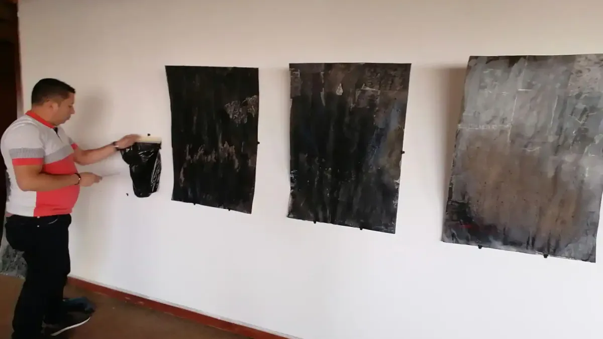 Instalación de exposición de arte intersticios de la memoria