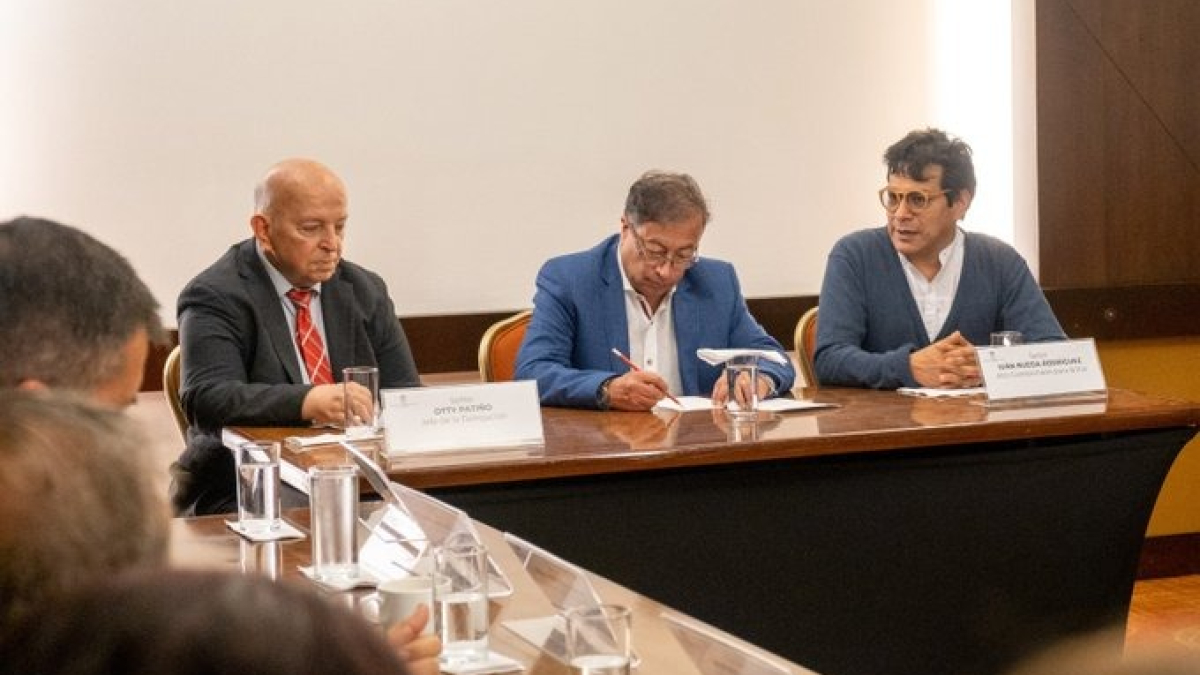 De izquierda a derecha, Otty Patiño, jefe negociador con el Eln; Gustavo Petro, presidente de la República, y Danilo Rueda, alto comisionado para la Paz, en una reunión previa al segundo ciclo de diálogos con la guerrilla, en febrero.