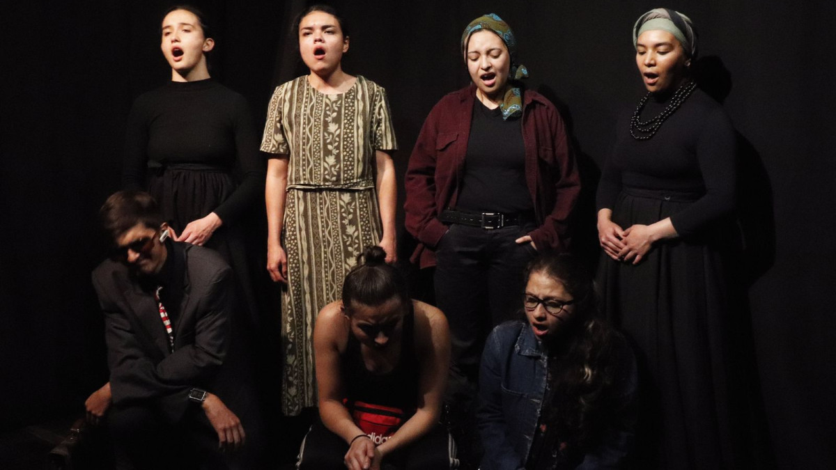 Es la última escena, las mujeres cantan frente a la tumba de Nawal. 