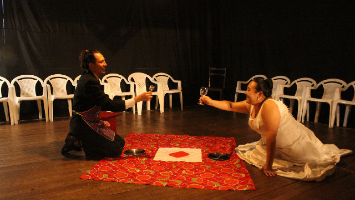 Una de las escenas de la obra, comprtiendo un alimento entre la pareja. 