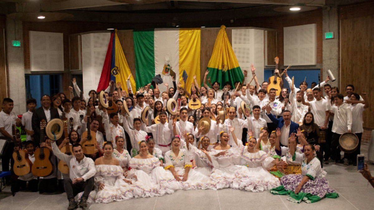 Los participantes en la inauguración de la Escuela Departamental de Música. 