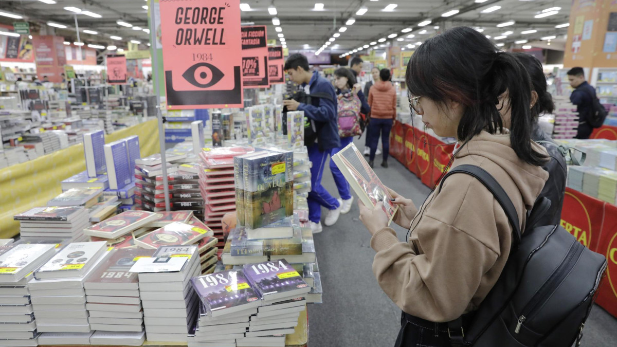 Visitantes en un pabellón de la XXXV Feria Internacional del Libro de Bogotá (FILBo).