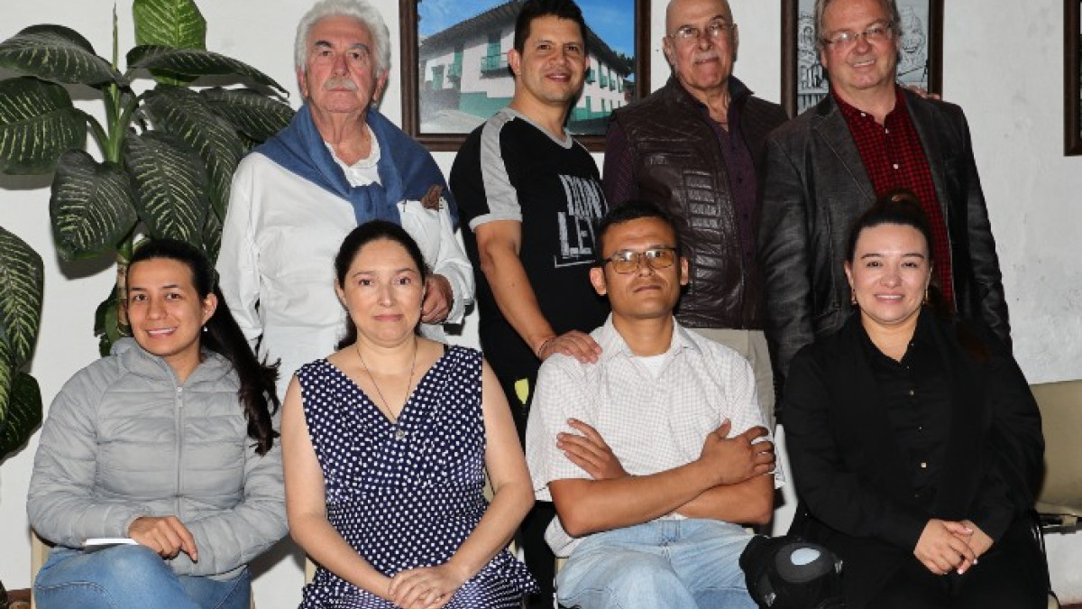Sentados: Rudy Liliana Hernández, Diana Milena Ruiz, Héctor Obando y Gloria Sthepanie Marín. Pie: Darío Mejía, Germán Correa, Fernando Macias y Pedro Felipe Hoyos.Sentados: Rudy Liliana Hernández, Diana Milena Ruiz, Héctor Obando y Gloria Sthepanie Marín. Pie: Darío Mejía, Germán Correa, Fernando Macias y Pedro Felipe Hoyos.
