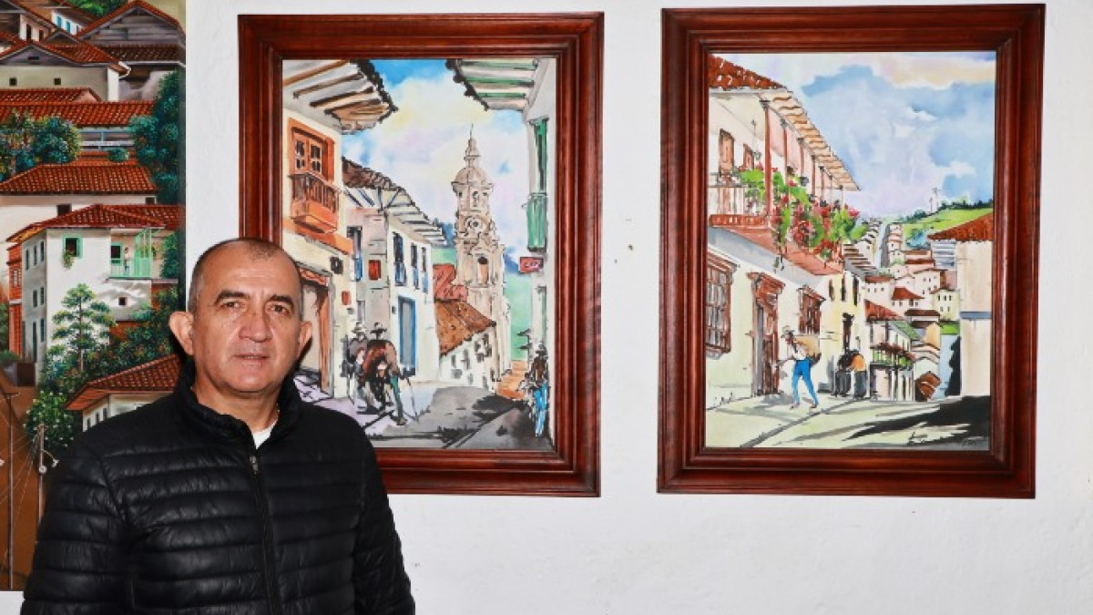 El fotógrafo salamineño Willman Vásquez con las acuarelas de Luis Hernández.