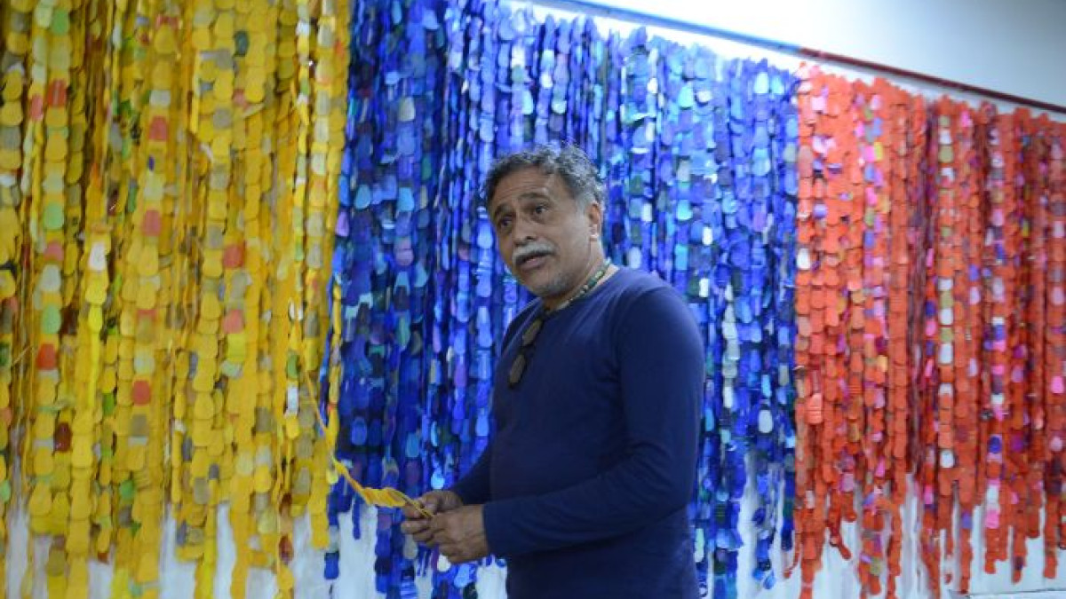 Esta obra es del artista homenajeado en este Gran Salón, Eduardo Butrón Holdwalker, oriundo de Magangué (Bolívar). Son recortes de plástico donde vienen los explosivos para la pesca artesanal. En la imagen se aprecia a Lincer Puentes Anaya en la explicación de la obra. 