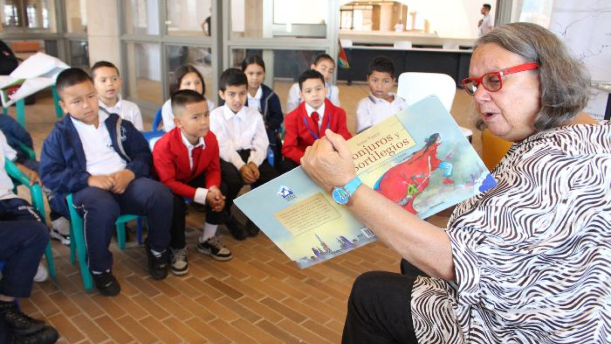 Los estudiantes estuvieron participativos durante el taller dirigido por la escritora, Irene Vasco.