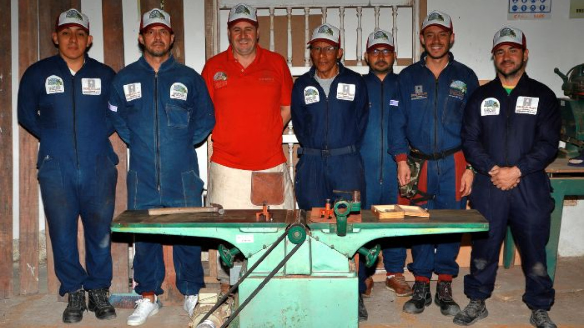 Los estudiantes del curso de Carpintería Estructural con su instructor, Edilson Antonio Castrillón. 