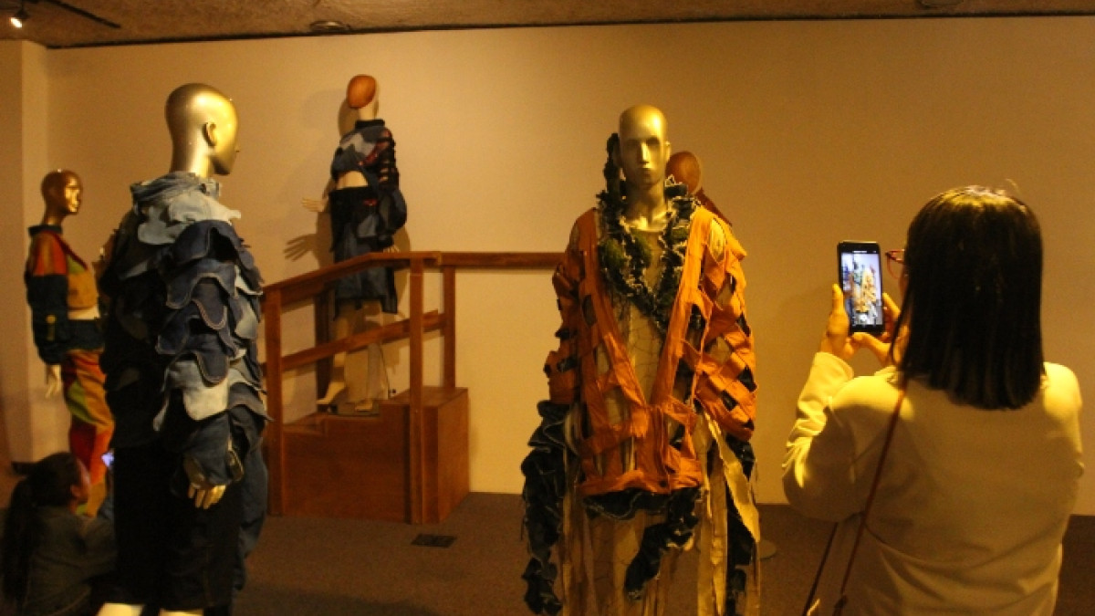 Estas son algunas de las indumentarias que están disponibles para los visitantes a la exposición.