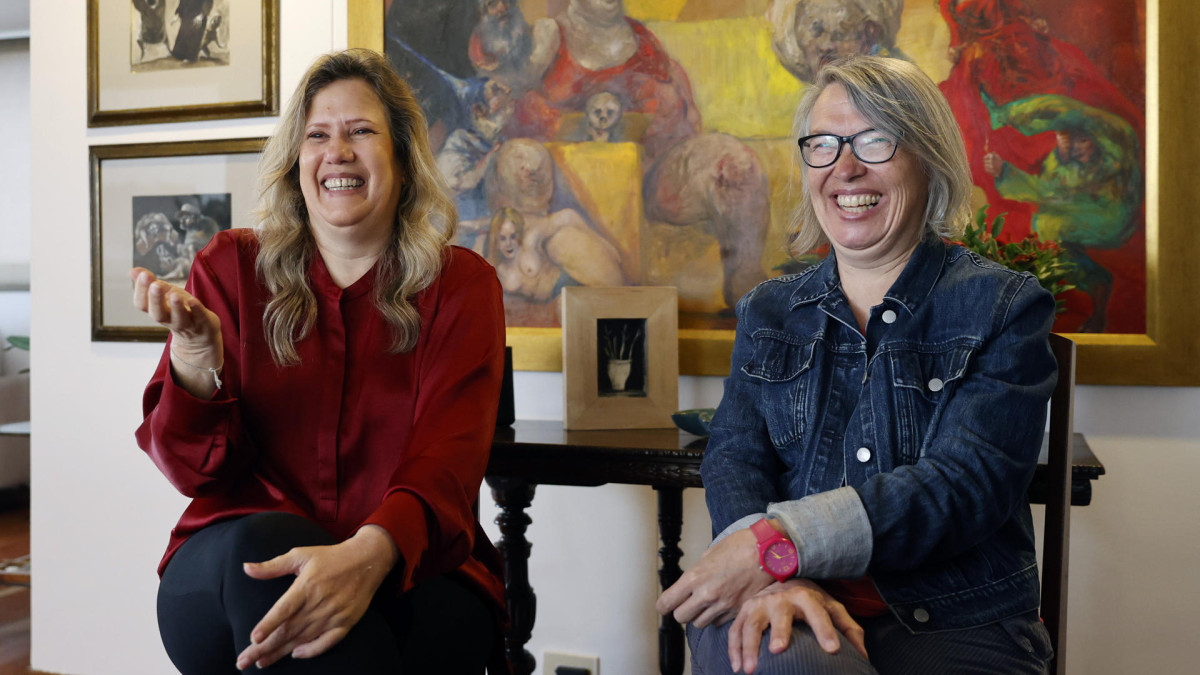 Las escritoras Maribel Abello Banfi (i) y Catalina Gallo hablan durante una entrevista con EFE el 20 de abril de 2024, en Bogotá