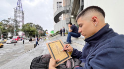 El artista Federico Salazar dibuja a lápiz los lugares más representativos de Manizales